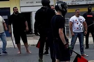 Tα μέλη της εγκληματικής οργάνωσης παραταγμένα μπροστά από τα γραφεία του εργοδοτικού σωματείου «Αγιος Νικόλαος» λίγο πριν από την επίθεση